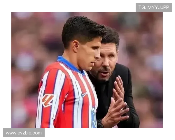 有爱，马竞邀请一对80余岁老球迷夫妇参观球队训练&全队合影